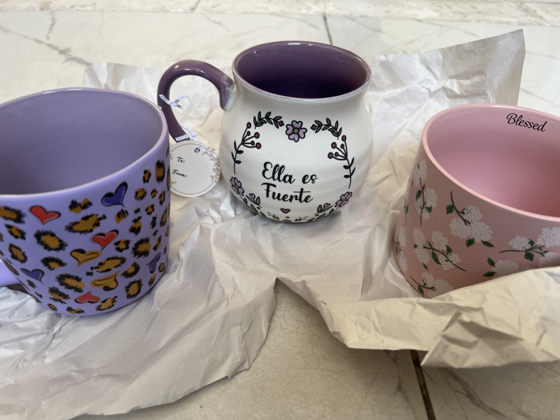 Tazas decorativas morado leopardo, ella es fuerte y rosa de flores blancas blessed