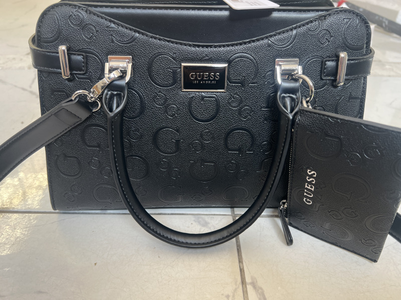 Guess negra cuadrada relieve y bolsita mediana