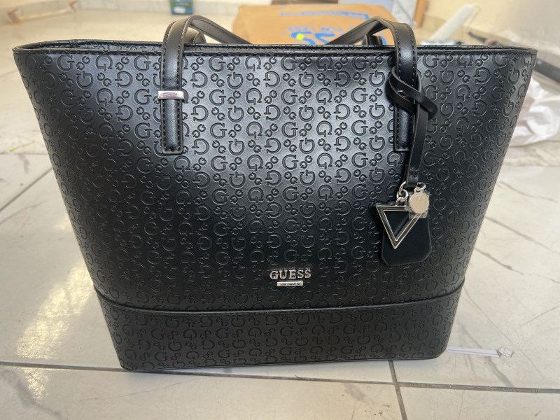Guess negra relieve llavero triangulo