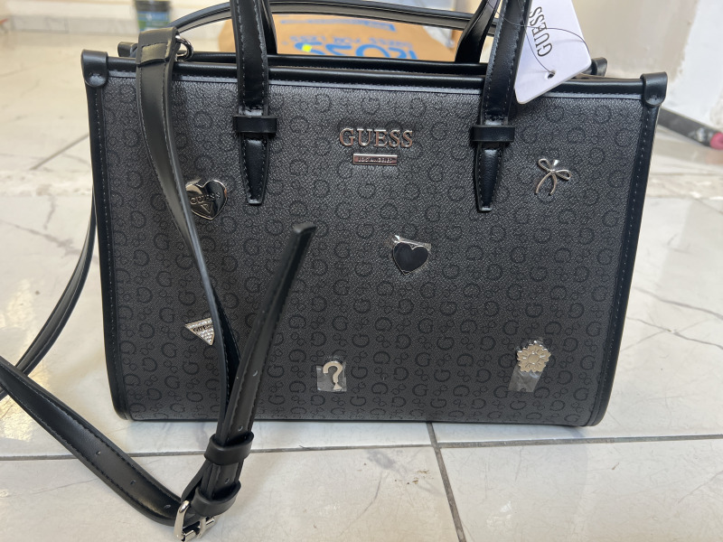 Guess gris con negro y decoración