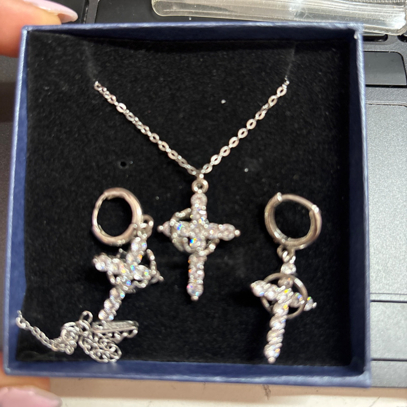 Cadena de cruz con aretes de cruz