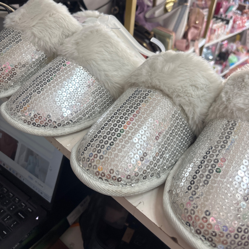 Pantuflas plateadas